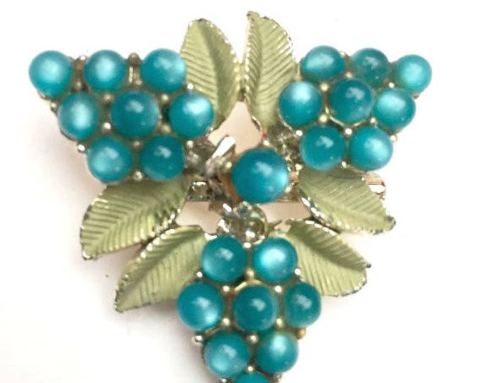 Turquoise Berry Flower brooch- Moonglow lucite - Green enamel - Mid Century - Gold - Floral Pin