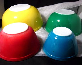 Vintage Set of Pyrex Nested Mixing Bowls in Primary Colors