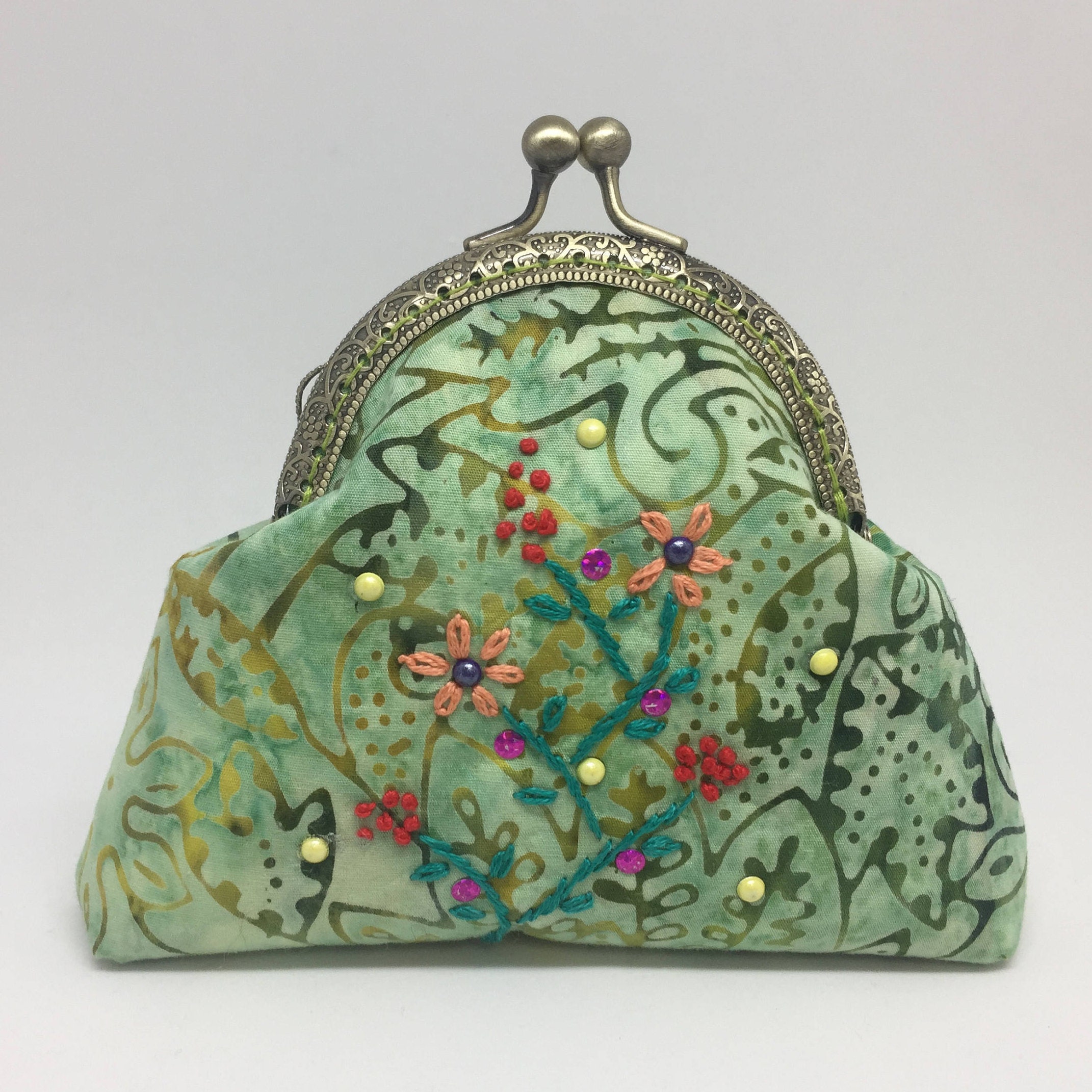 Handmade coin purse / kiss clasp coin purse / embroidered coin
