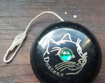 Vintage DUNCAN JEWEL YoYo with emerald cat eye and string