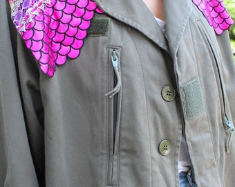 veste kaki militaire vintage broderies, ethnique, écailles rose