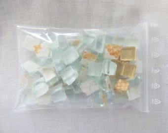 50 TESSELLES DE MOSAÏQUES EN VERRE TRANSPARENT COULEUR BLANC ET OR