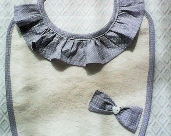 Bavoir bébé,cadeau de naissance,fille,tissu japonais gris ,éponge ivoire ;noeud gris,bouton coeur.