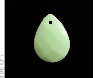 8 large drop beads / diamond facet - pastel green