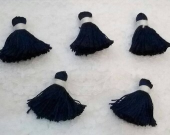 SET of 8 yarn TASSELS handmade 32 mm