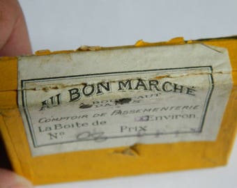 Antique little box labeled "Au bon marché" Comptoir de passementerie" with Small flowers bouquet of fabric for the buttonhole