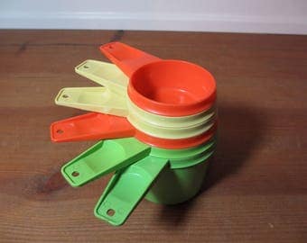 6 Tupperware Plastic Measuring Cups, Assorted Colors, Apple Green, Orange, Harvest Gold, Kitchen Utensils, Baking TMC100