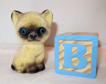 Vintage JOSEF Originals SIAMESE KITTEN Cat Flocked Ceramic Figurine Blue Eyes Cream Seal Point Tiny Kitty Foil Japan Label Mini Lover Gift