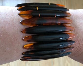 Amber coloured tortoiseshell lucite stretch bracelet