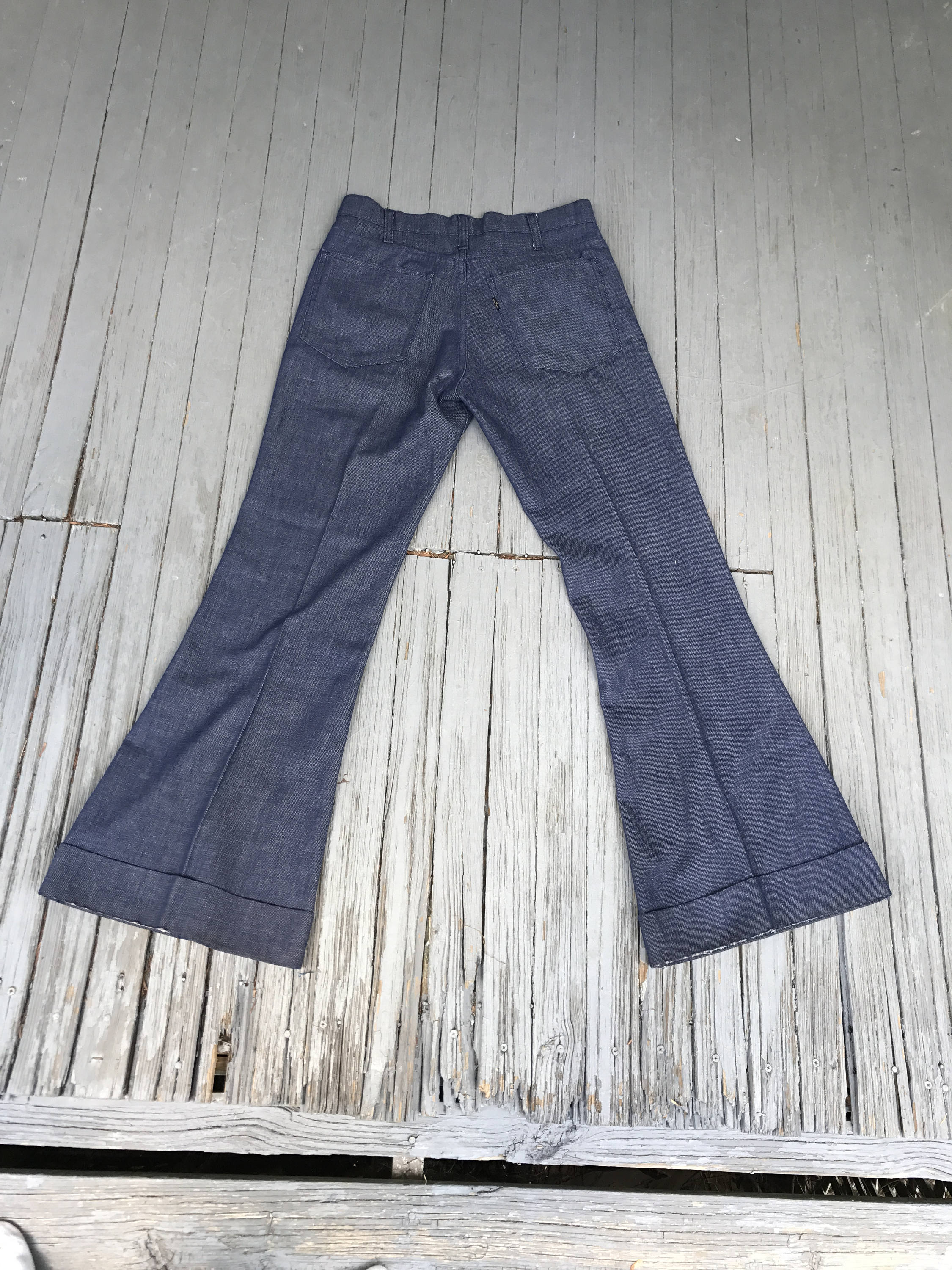 levi's bell bottom jeans