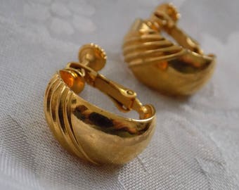 Vintage earrings, signed "Napier" screw clip-on golden curved earrings, designer earrings, Napier jewelry