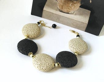 Bracelet Pierre de Lave beige et noire, lentilles 25mm / métal doré et plaqué or / Black and beige lava bracelet gold plated