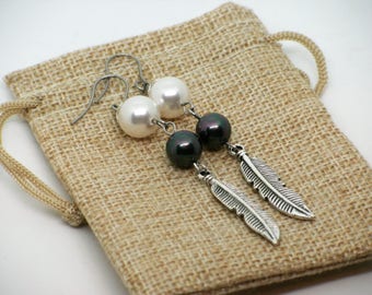 Boucles d'oreilles plumes//pearl nacré blanche//gris vert//feather earrings//white mother of pearl//handmade