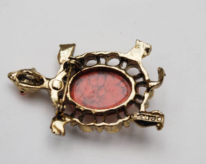 Turtle Brooch - Signed Gerrys - Coral pink Cabochon - Yellow gold - Figurine pin
