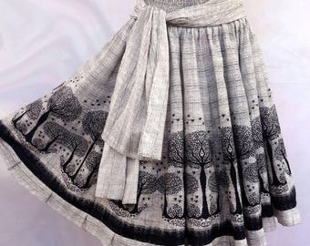 Grey patterned tree mi-courte skirt, elasticated and matching scarf belt