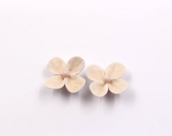 Lot de 2 Trèfles Beiges mats en Céramique - diam. 30mm - pour montage de bijoux, décoration.