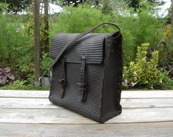 Sac métier cuir. Leather satchel. Art populaire. Leather bag. Vintage. France