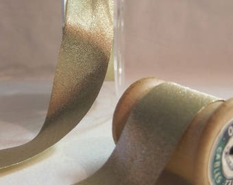 1.44 cm through Gold lamé 20 mm folded 10 DMC