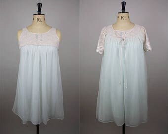 1960s Peignoir Set / 2 Piece Lingerie Set / Nylon Negligee Set / 60s Nightgown / 1960s Robe / Movie Star / Size Medium / M L