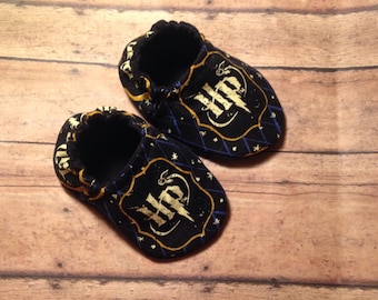 Harry Potter Baby, Baby shoes, crib shoes, baby moccs, soft baby shoes, soft sole baby shoes, Harry Potter, fabric baby shoes, Baby booties