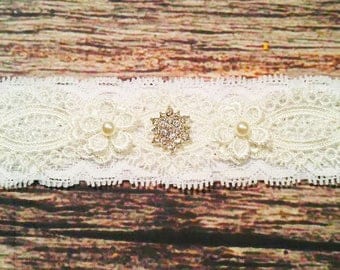Classic Vintage White Lace and Pearl Flowers Headband or Garter - Wedding Garter - Baby Girl Headbands - Beautiful / Baby / Headbands / Lace