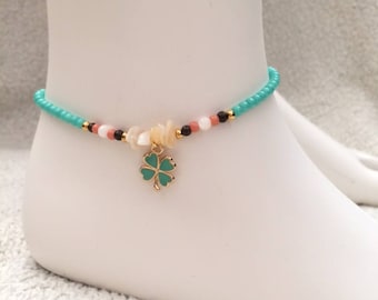 Ankle bracelet. Bring me luck with four-leaf clover. Klavertje vier goudkleur bedel. Nature chipstones. Glassbeads.
