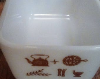 Vintage Pyrex Early Americana Brown White Refridgerator Dish 1 1/2 Pint 0502 28