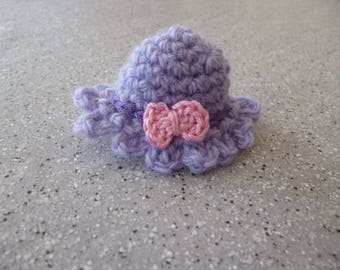 Chapeau au crochet réalisé à la main en coton violet et rose