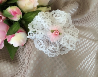 Flower 9 cm in white lace and light pink tulle