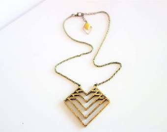 Collier - Bijou de nuque - Collier ethnique - Collier ethnique-chic - Collier Losange - Collier Bronze et émail vert anis