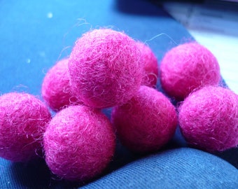 Pearl felted wool, fushia, 18 mm in diameter