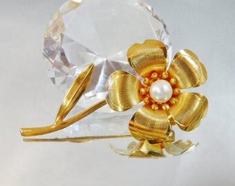 SALE Vintage Flower Brooch. Gold Plated. Glass Pearl.
