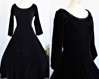 Vintage 1950s Black Velvet Dress / 50s New Look Party Dress / Fit and Flare / Circle Skirt / Gothic Clothing / Full Skirt