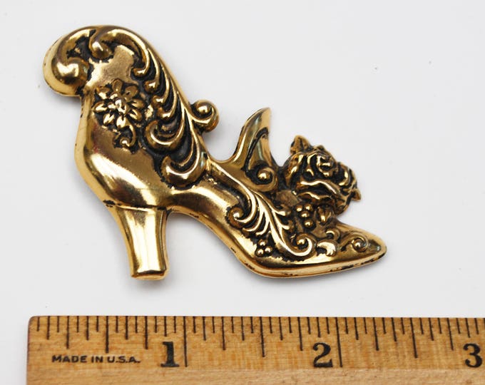 Gold Shoe Brooch - Victorian shoe - gold tone metal - Figurine pin