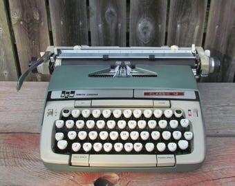 Vintage 1960's Green Smith Corona Classic 12 Manual Typewriter