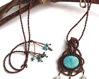 Macrame Necklace Natural Tibetan Turquoize & Jungle Rooster cruelty free feathers / Collier Macrame turquoise tibetaine naturelle