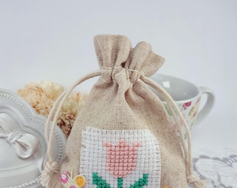 Tulip cross stitch jewelry pouch, textile gift bag, fabric jewelry pouch, beige coins bag with tulip, beige textile pouch, fabric favor bag
