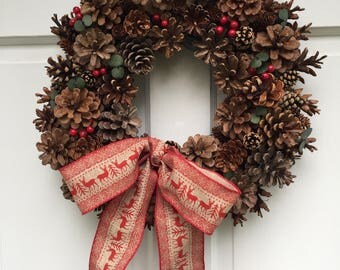 Corona Navideña Festive Productions - Bayas Y Conos, Verde, 60 Cm