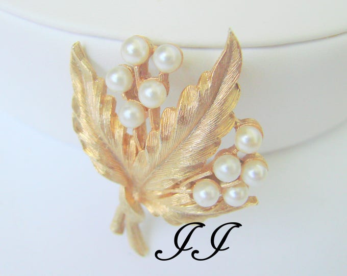 Vintage Retro JJ Jonette Simulated Pearl Floral Gold Tone Brooch / Designer Signed / 1960s 1970s Jewelry / Jewellery