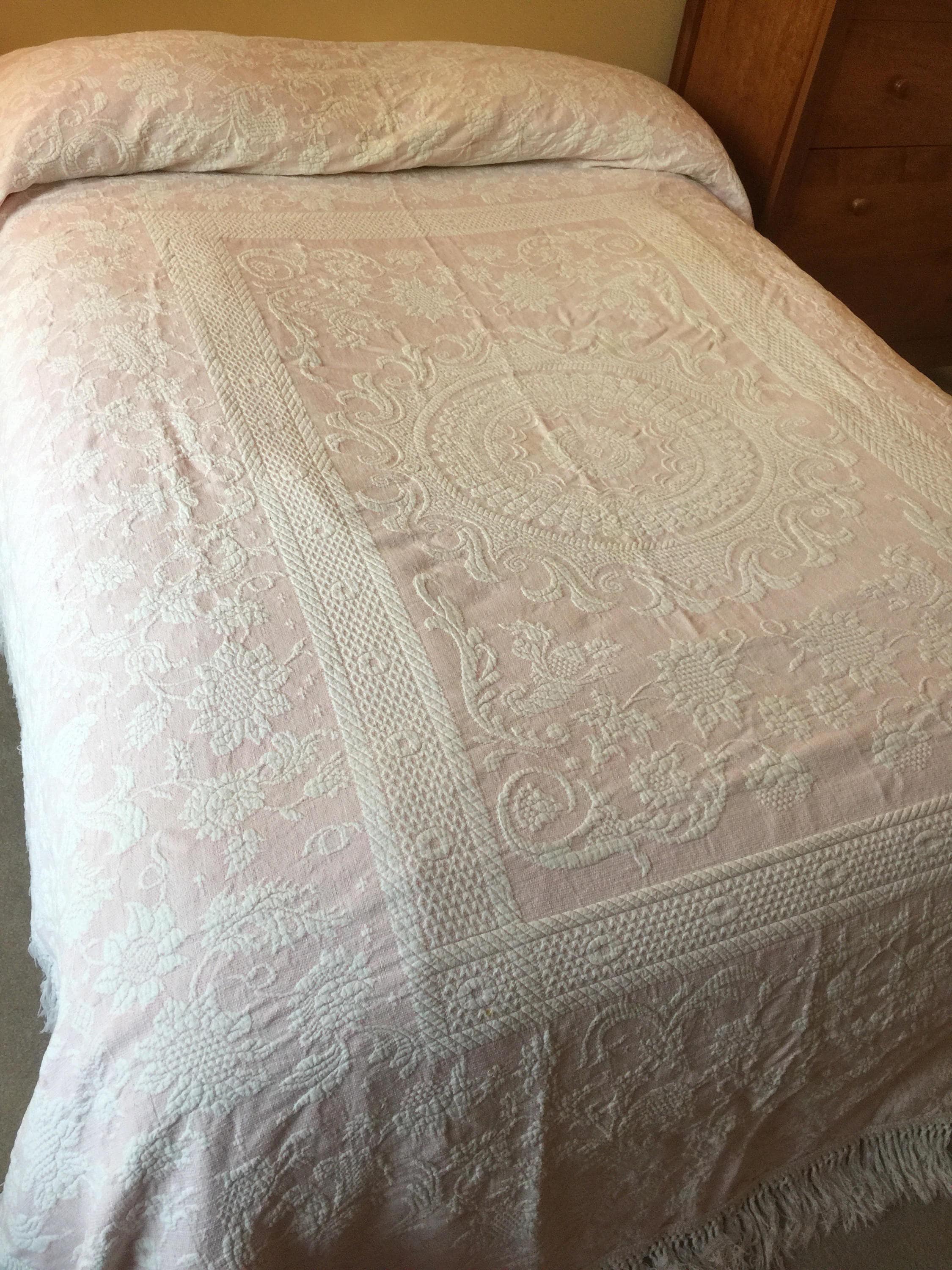 Bates Queen Elizabeth full size double bedspread vintage