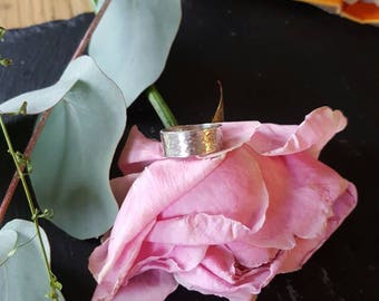 Sterling silver 925 hammered band ring in size J