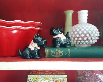 Vintage 1940s 1950s 40s 50s Scottie dog salt and pepper shaker set; mcm midcentury retro kitchen decor, plaid bows. Scottish terrier set