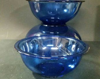 Pyrex blue mixing, nesting bowls. Set of 3.
