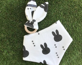 Pack cadeau bébé - coton bio - monochrome bunnies | 1 lapin de dentition + 1 bavoir bandana