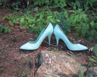 Vintage 1980--- Leather Mint Green Pumps Size 7