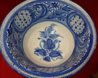Hispanic llebrillo. Antique pottery.