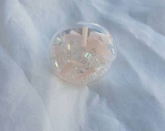 Baby pink and white glass beads in blown glass ring. Perles roses et blanches en verre dans une bague de verre soufflé.
