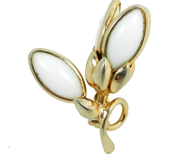 Vintage ALFRED PHILIPPE TRIFARI Poured Glass Flower Brooch, Vintage Trifari Brooch Poured Milk Glass Gold Tone Alfred Philippe Figural