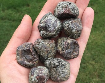 Natural rough garnet, genuine garnet rough, garnet chunks