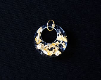 Resin pendant and gold leaf | Pendant in resin and gold leaf | Modern pendant | Handmade pendant | Elegant pendant | Resin pendant